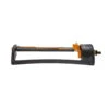 Fiskars Wassersparender Sprinkler, 20 % Weniger Wasserverbrauch, Schwarz-orange -Gartenprodukte 0930101459 Wassersparender Sprinkler mit Metallfuss 1 78942