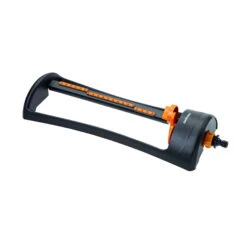 Fiskars Wassersparender Sprinkler, 20 % Weniger Wasserverbrauch, Schwarz-orange -Gartenprodukte 0930101459 Wassersparender Sprinkler mit Metallfuss 78943