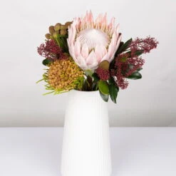 Blumenbund Protea King Mit Skimmie Und Kapgrün, Inkl. Gratis Grußkarte -Gartenprodukte 1025700017 Strauss Protea King mit Skimmia 1 1 101676